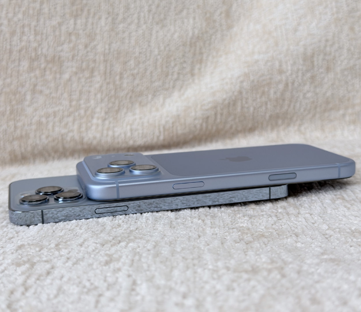 #iPhone18ProMax#冰川蓝和iPhone13ProMax远峰蓝对比！喜欢哪款？！[墨镜]