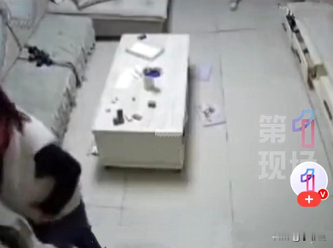 10月24日,河北承德滦平一小区一楼的住户,家人正在聊天,突然地面沉降十几公分,