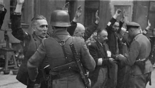 二战期间，犹太女人被纳粹疯狂摧残老照片，尘封70年如今依旧胆颤旷野之上，寒风