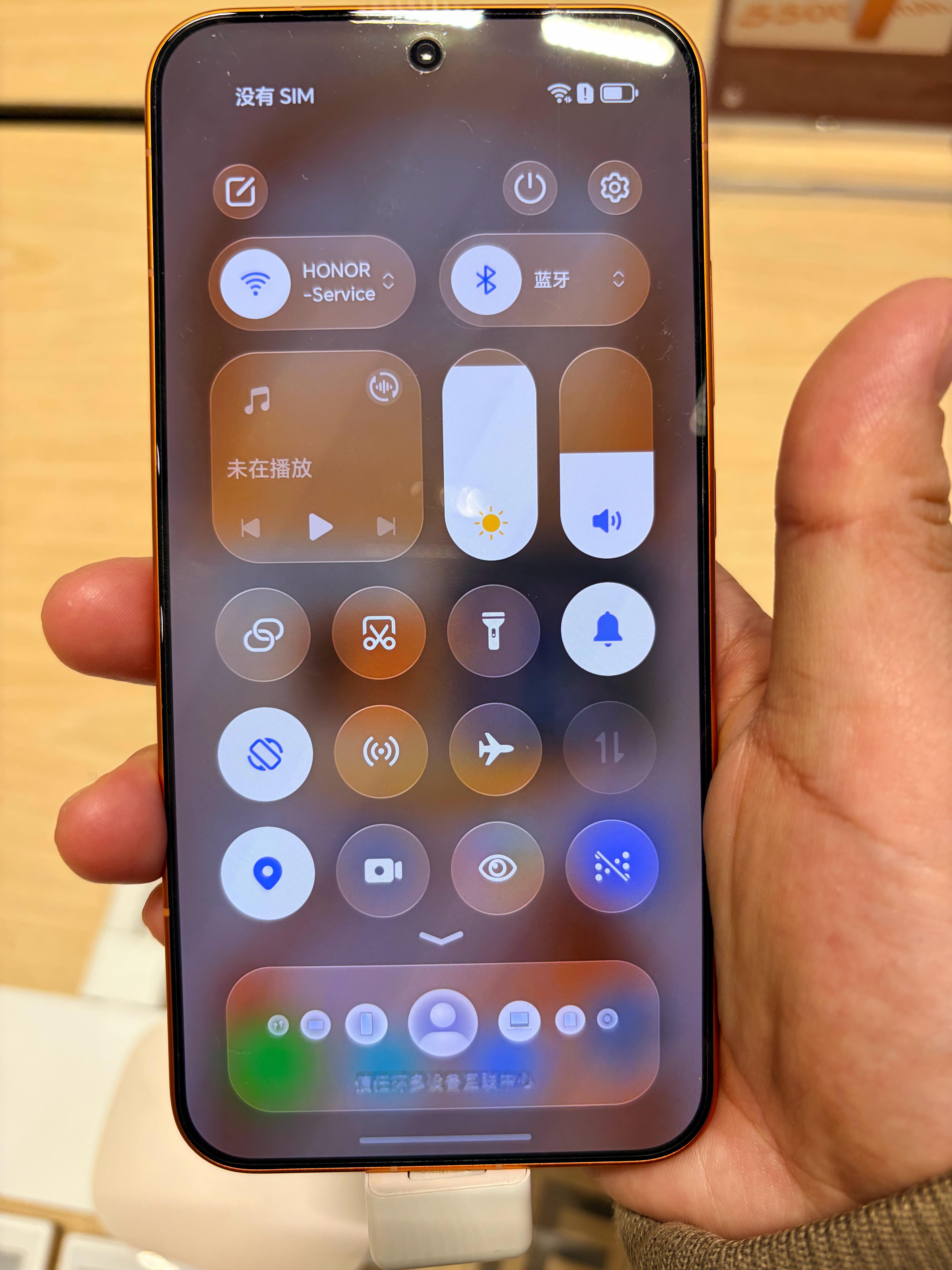 荣耀MagicProAir摸了。感觉还不错，确实比较轻盈，厚度那肯定是比