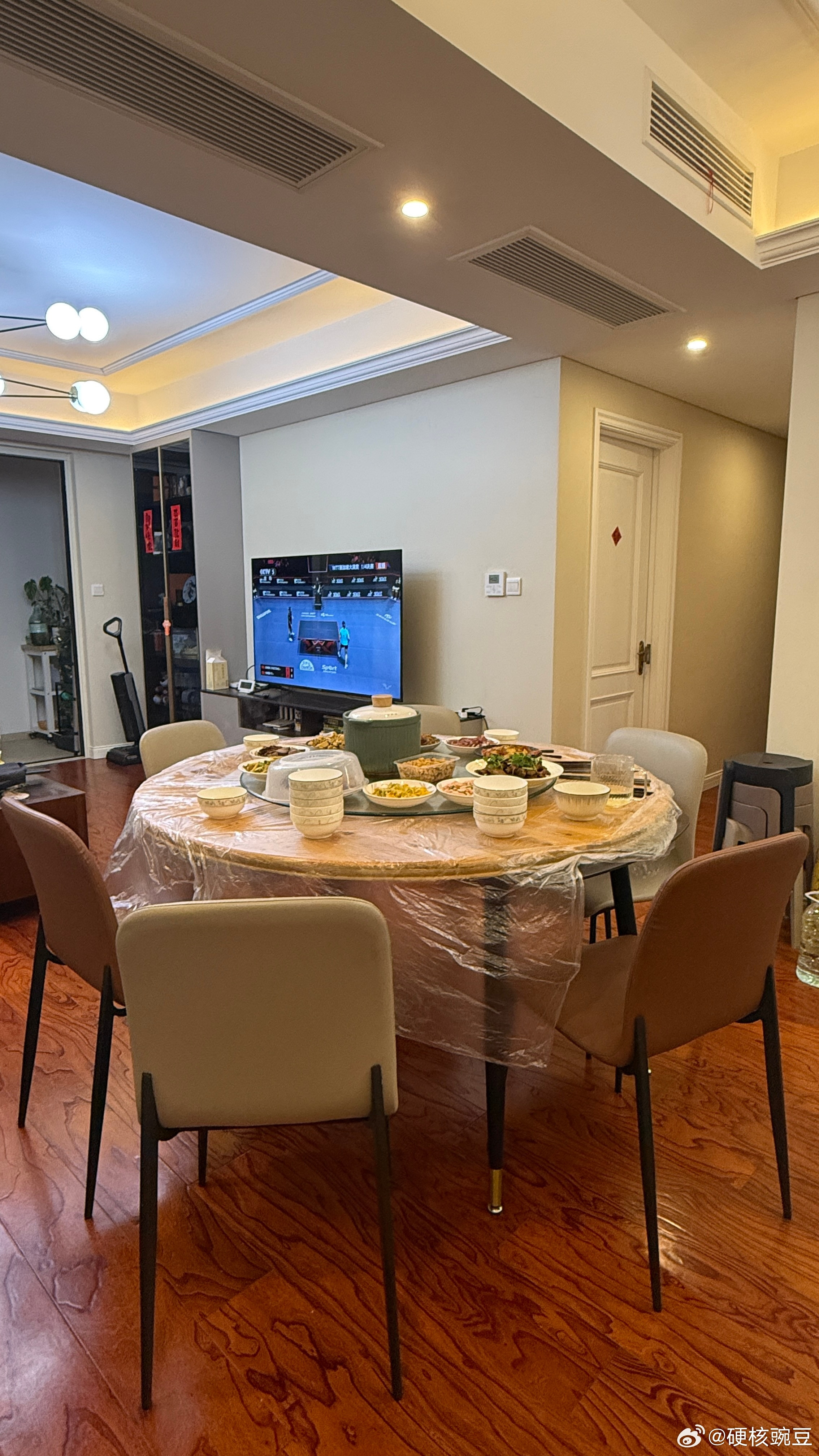 做饭做累死了，明天不做了，还好我家客厅大，不然放不下这么大圆桌