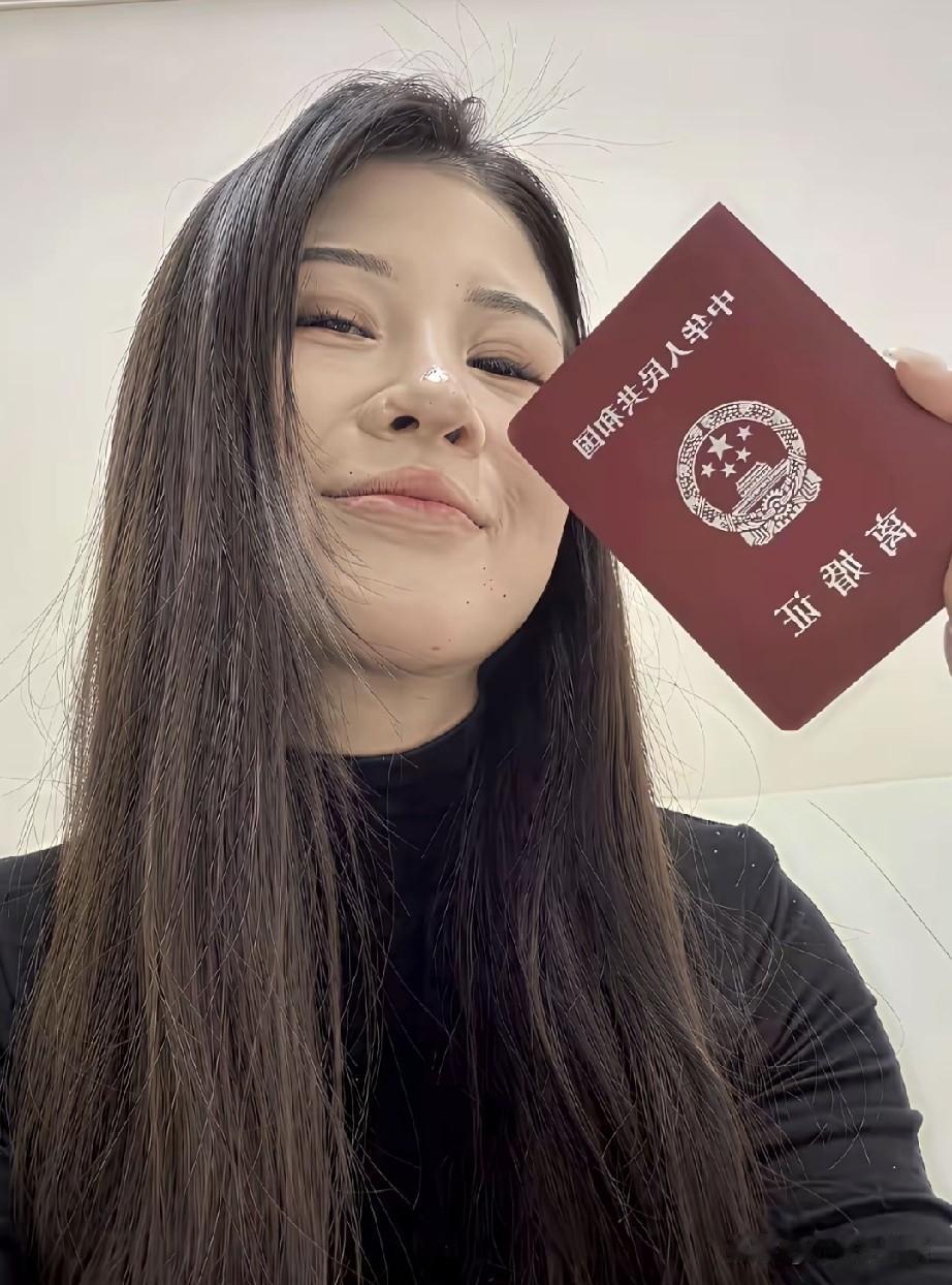 拿个离婚证笑容真的很甜美，组织一下给她颁个奖，对她来说离婚了光宗耀祖，最好还要摆