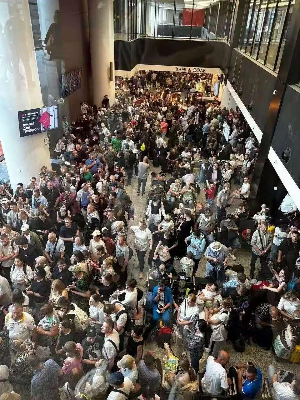 一炮未发，一架客机没击落，一个机场没被打！乌克兰就靠无人机绕圈，干停俄罗斯993