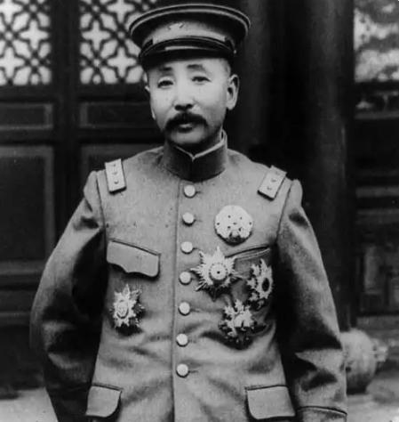 1891年，16岁的张作霖遭难讨饭，孙寡妇相中了他，敞开衣襟，取出一块腰牌递给他