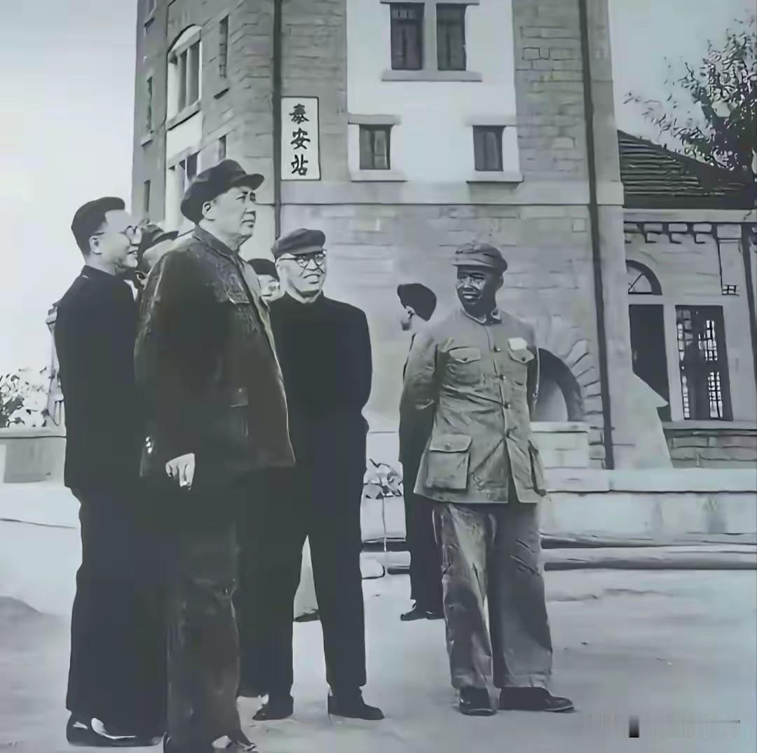 1952年10月28日，毛主席途经泰安站下车小憩，身旁依次是杨尚昆、罗瑞卿、许世