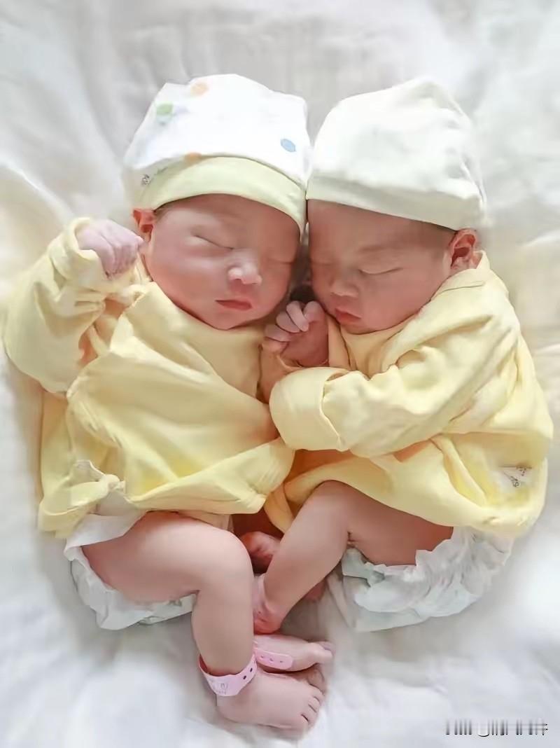 湖南的王女士在生产之后的那一天，在走廊里捡到一个弃婴，是个男孩，没有人来认领，也