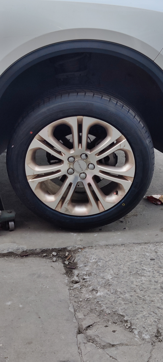 网购换轮胎价格遇背刺车子五年多了，第一次换轮胎，原厂轮胎已经磨的不行了，开长途