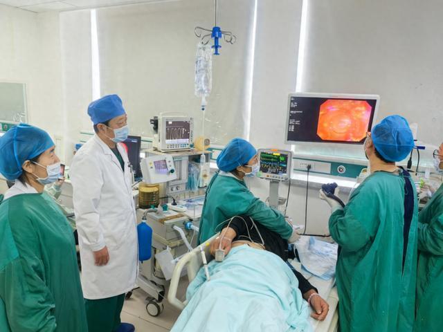 胃里藏了27年的老古董？谁能想到是两把牙刷？50多岁的张先生，胃疼了好多年