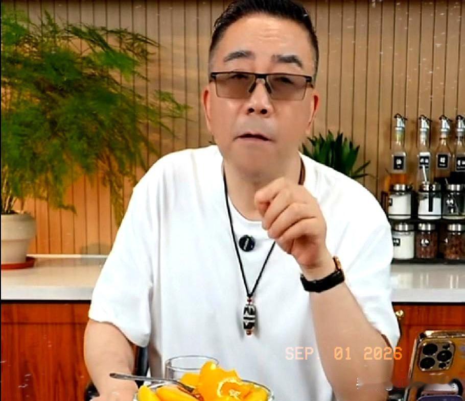 杨议这回真是踢到铁板上了。一觉醒来，收到俩消息，一个比一个糟心。头一个，直