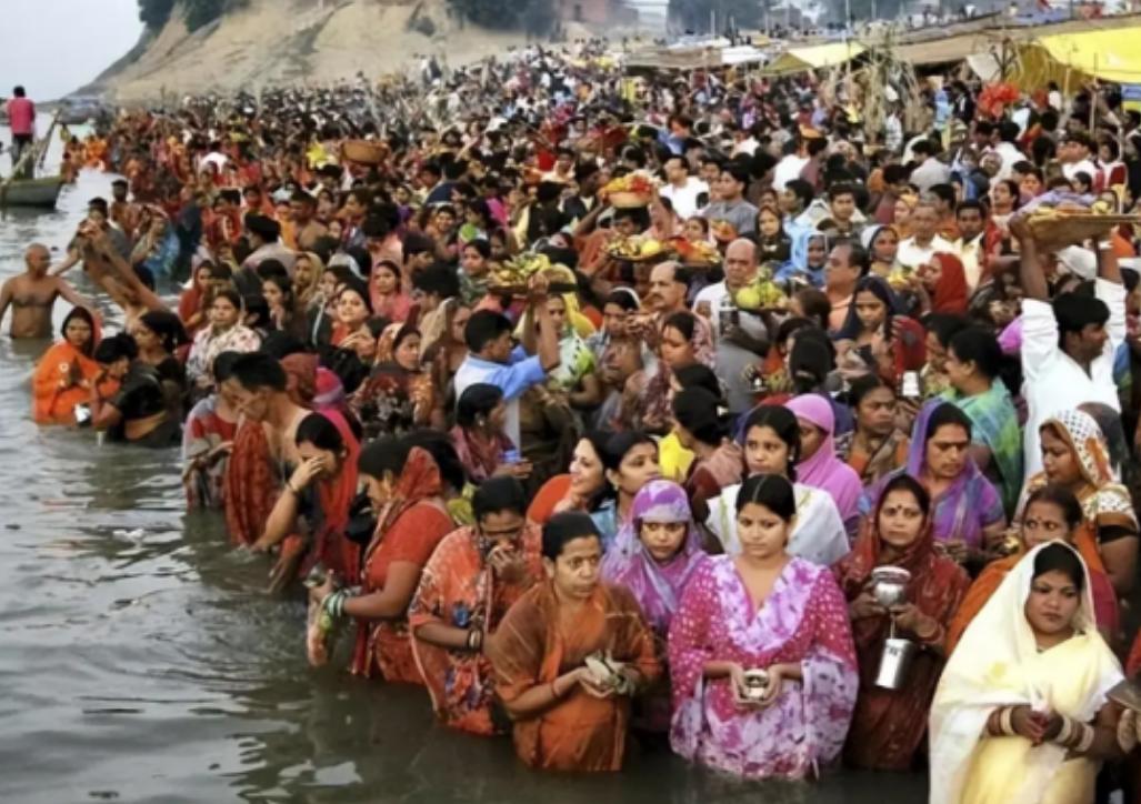 西方媒体长期吹捧印度，贬低中国，久而久之，欧美国家的老百姓都信以为真了。 经