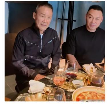 10月1日，王石与巨海集团成杰在上海聚会的一张留影。餐后王石即兴挥毫，写下“大道