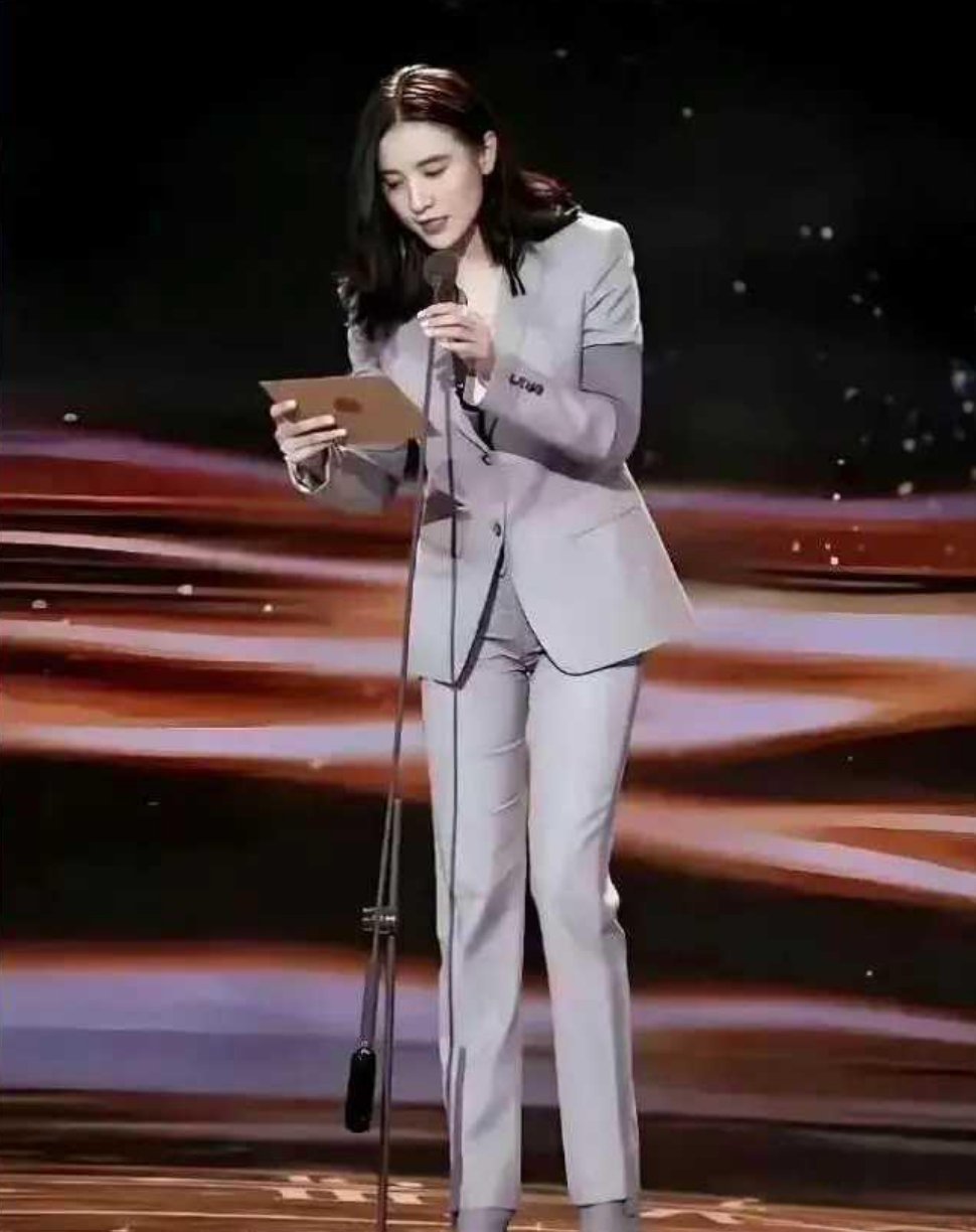 为什么？宋佳穿这样没有人说，张蕾穿那样被骂不得体，到底为什么