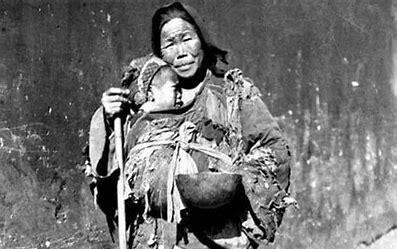 1949年，湖南平江解放后，有一个乞丐模样的妇人，径直走进了县委大院，当门口的守