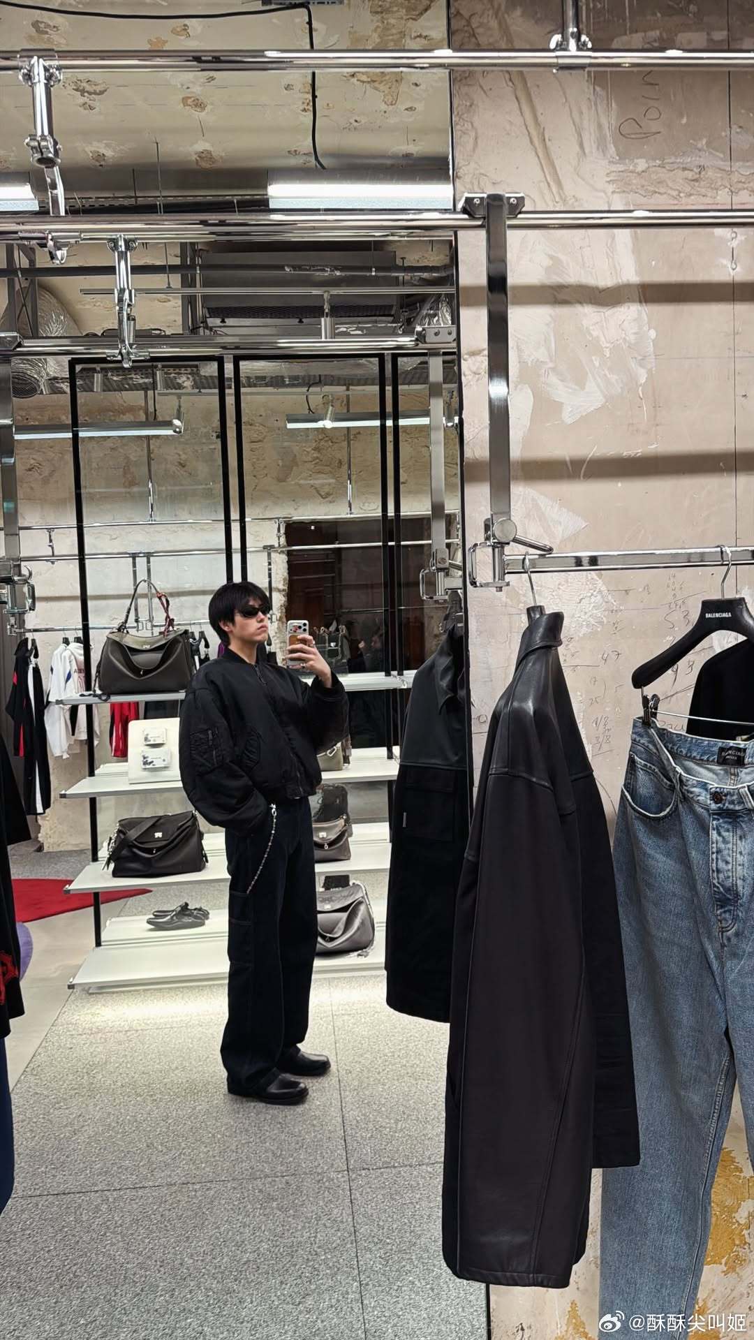 网友法国偶遇陈飞宇吃麻辣烫看见她举起手机，不但大大方方看镜头了，还给她比了个剪刀