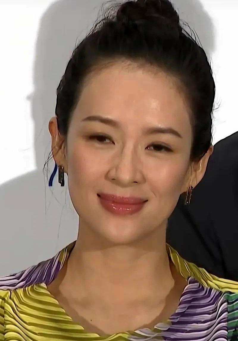 她47岁怼脸拍零皱纹，全网都在问同一个问题：刘浩存老了会变成她吗？张艺谋选