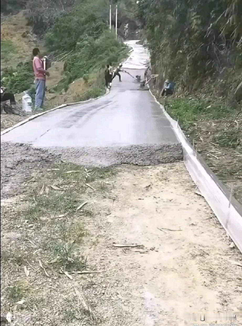 大山里的村子终于通水泥路了，真的是一波三折啊。以前过年去亲戚家拜年，如果遇上下