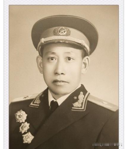 他21岁参加革命。28岁任红31军91师团长，参加长征。38岁历任江汉军区独立1