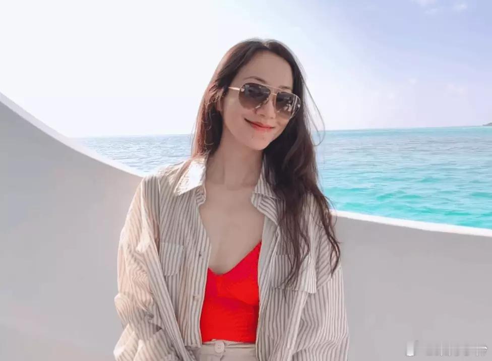 分享娱乐韩雪乘坐游艇出海心情好！穿红色小吊带明艳吸睛