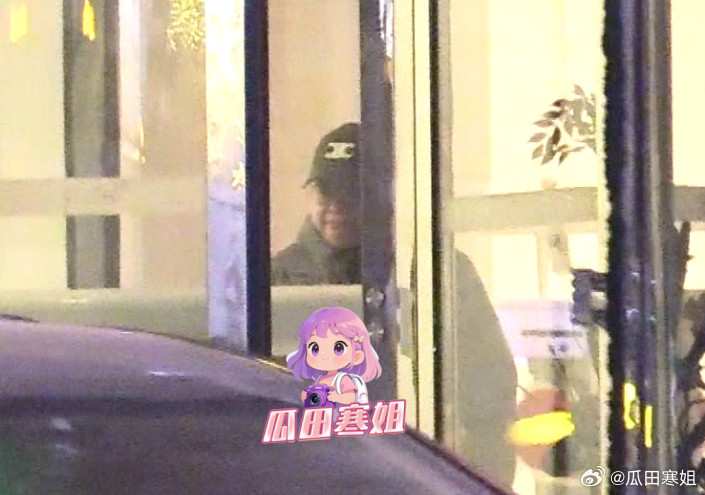 韩红驼背好严重韩红聚餐结束后，驼着背从饭店走出，她头戴棒球帽，身穿风衣，看起来