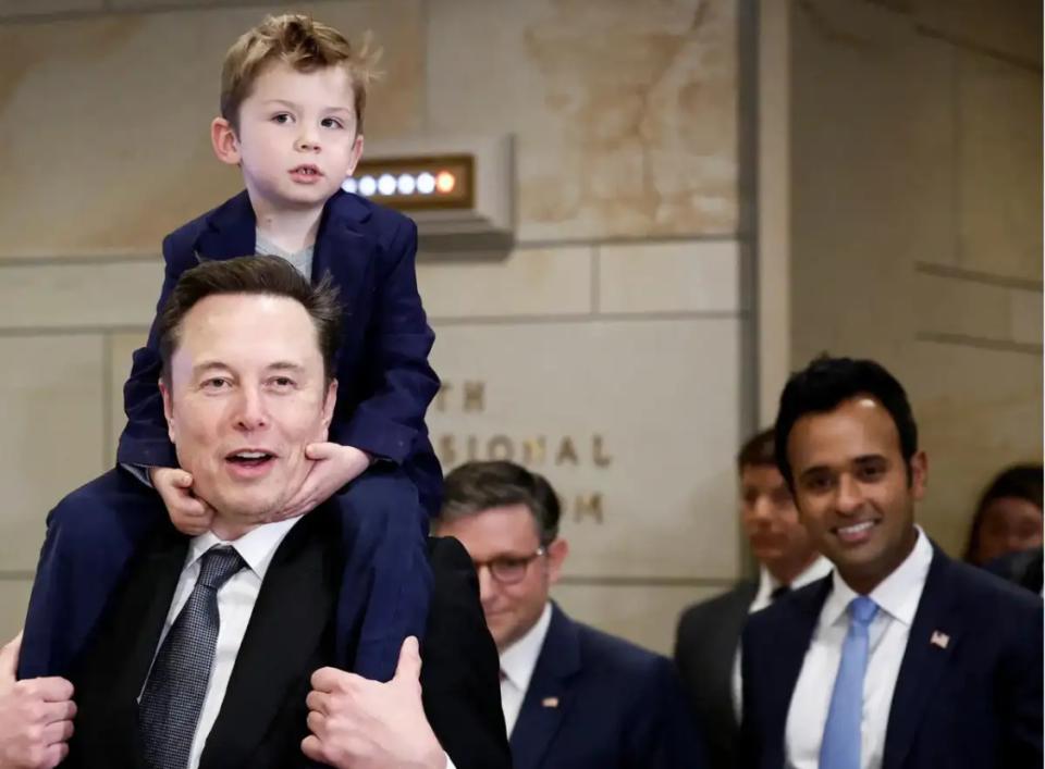 马斯克带娃赴迪拜。显然马总经常带小儿子出来，小儿骑在马总肩上，也甚是可爱。