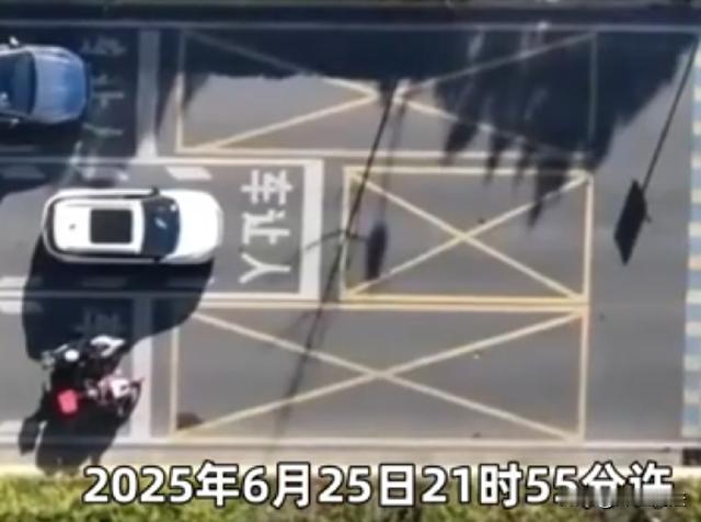 青海西宁。男子李某驾驶小型车辆，违规停放在路边，放女友汪某下车。汪某下车后准备横