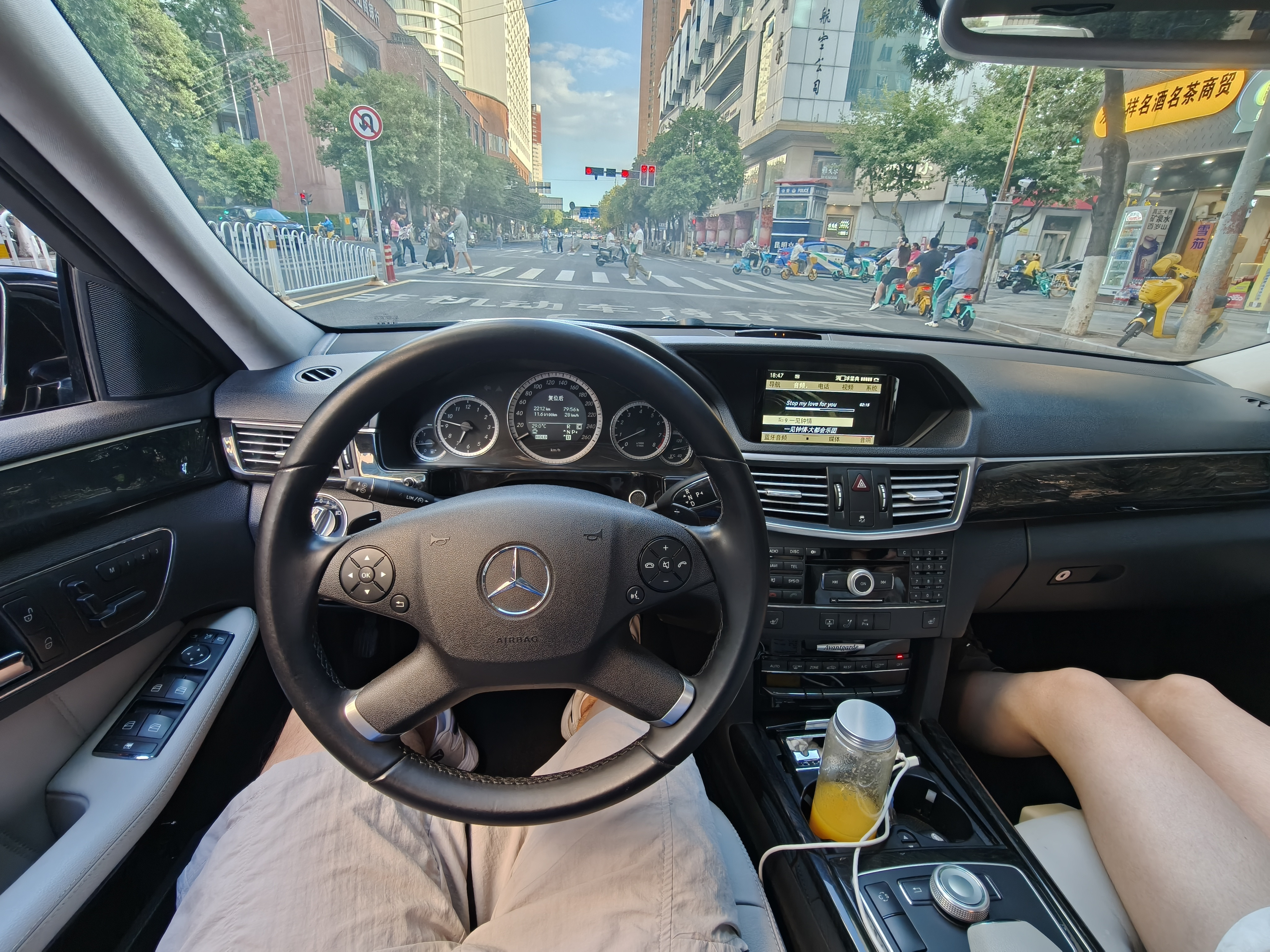 W212E300是好车，尤其是对于一辆老奔驰来说太好了，不过我开了一个多星期就