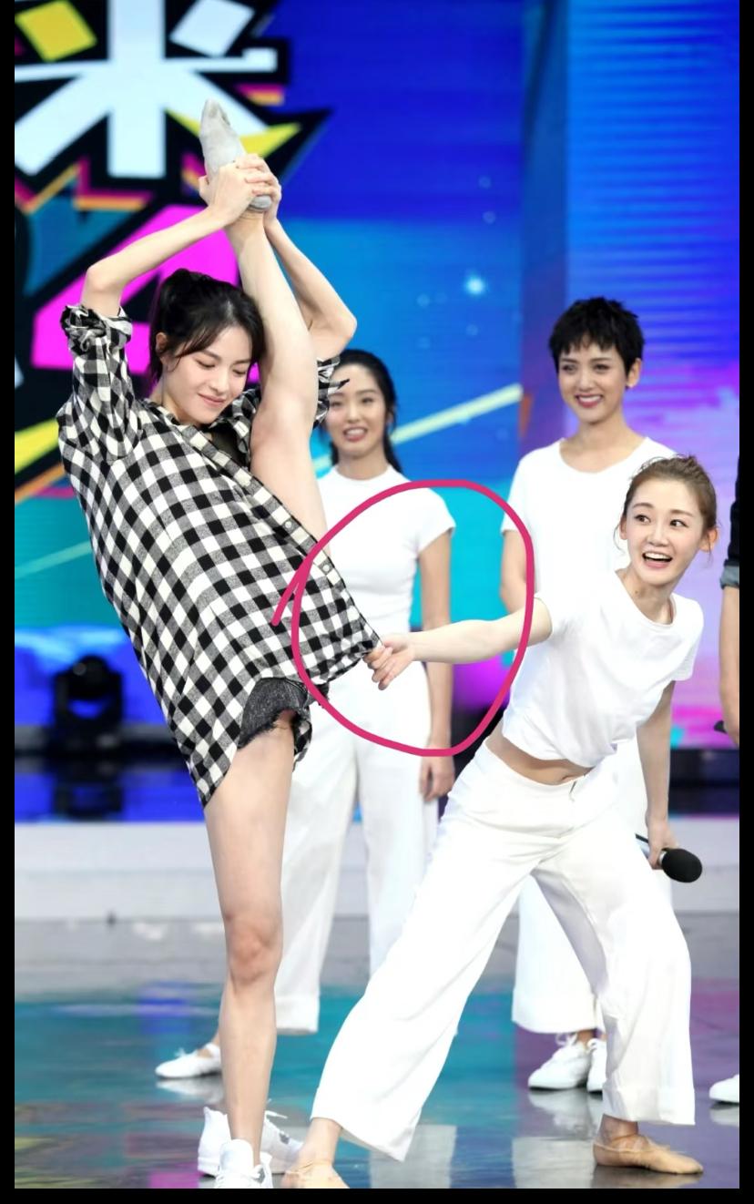 钟楚曦喜欢站C位是不是故意的？我觉得重看《芳华》上快本那一期，可能就会有答案了