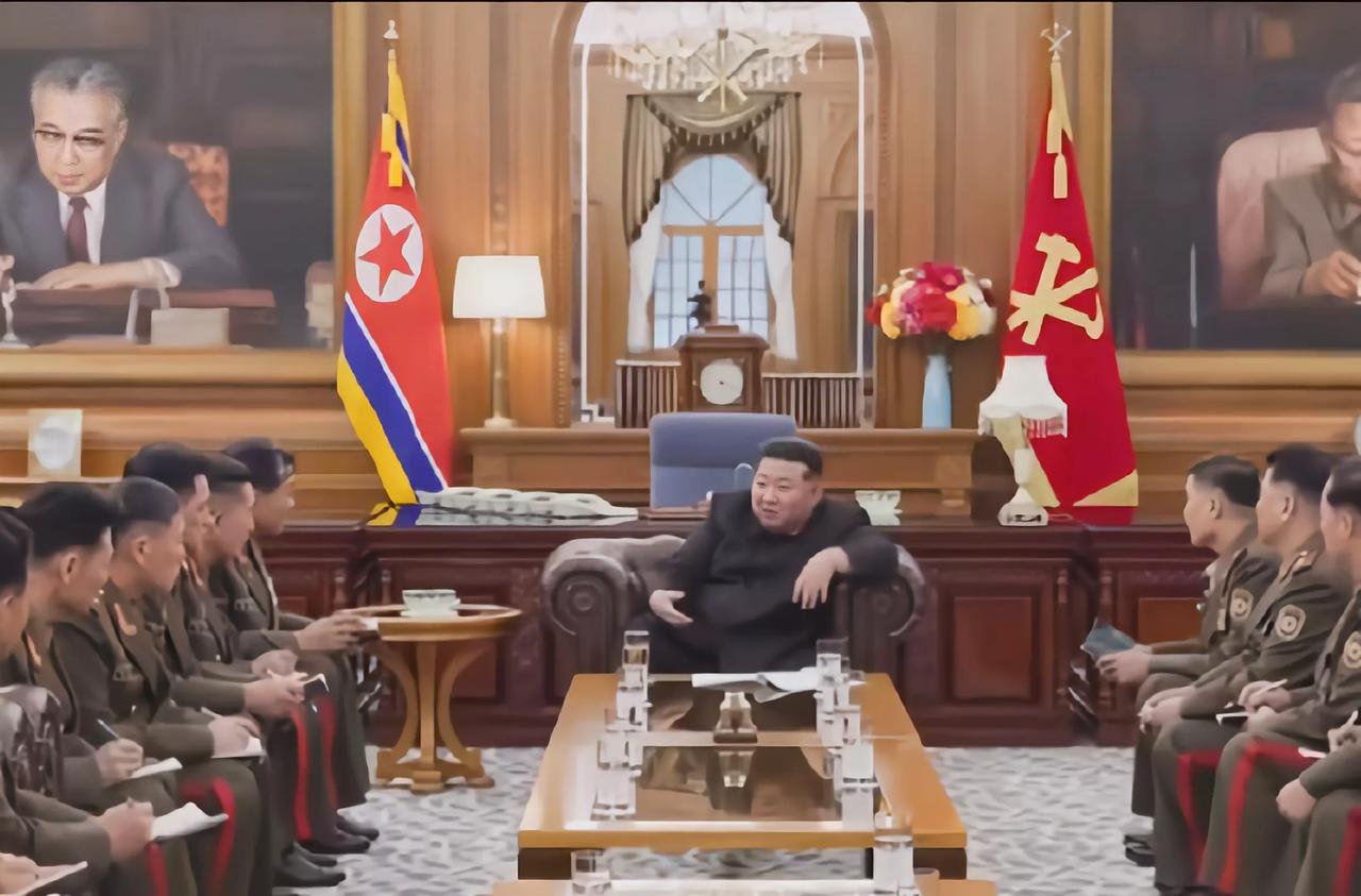此图是朝鲜最高领袖金正恩与军方开会时的情景。金正恩独主中间，举止随意，阐述着自