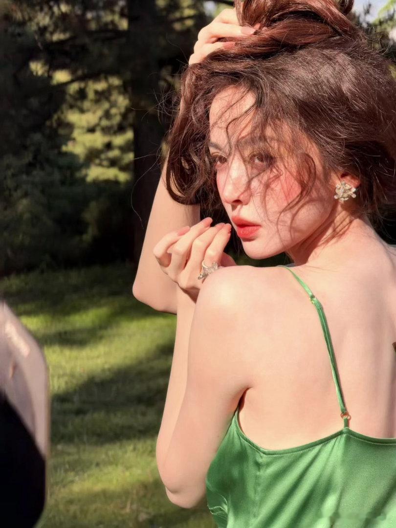 娜扎吊带裙美神降临娜扎吊带绿裙娜扎一袭质感绝美的吊带绿裙亮相，利落剪裁勾勒出优越