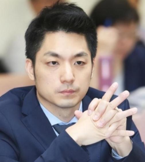 台北市长蒋万安当着媒体面把话说死：下一任国民党主席，他绝不参选。2025年8月首