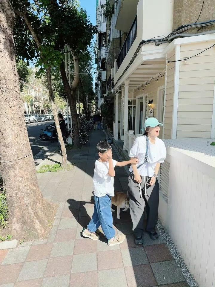 Ella陈嘉桦的家庭日，陪儿子劲宝和狗狗布丁​​​