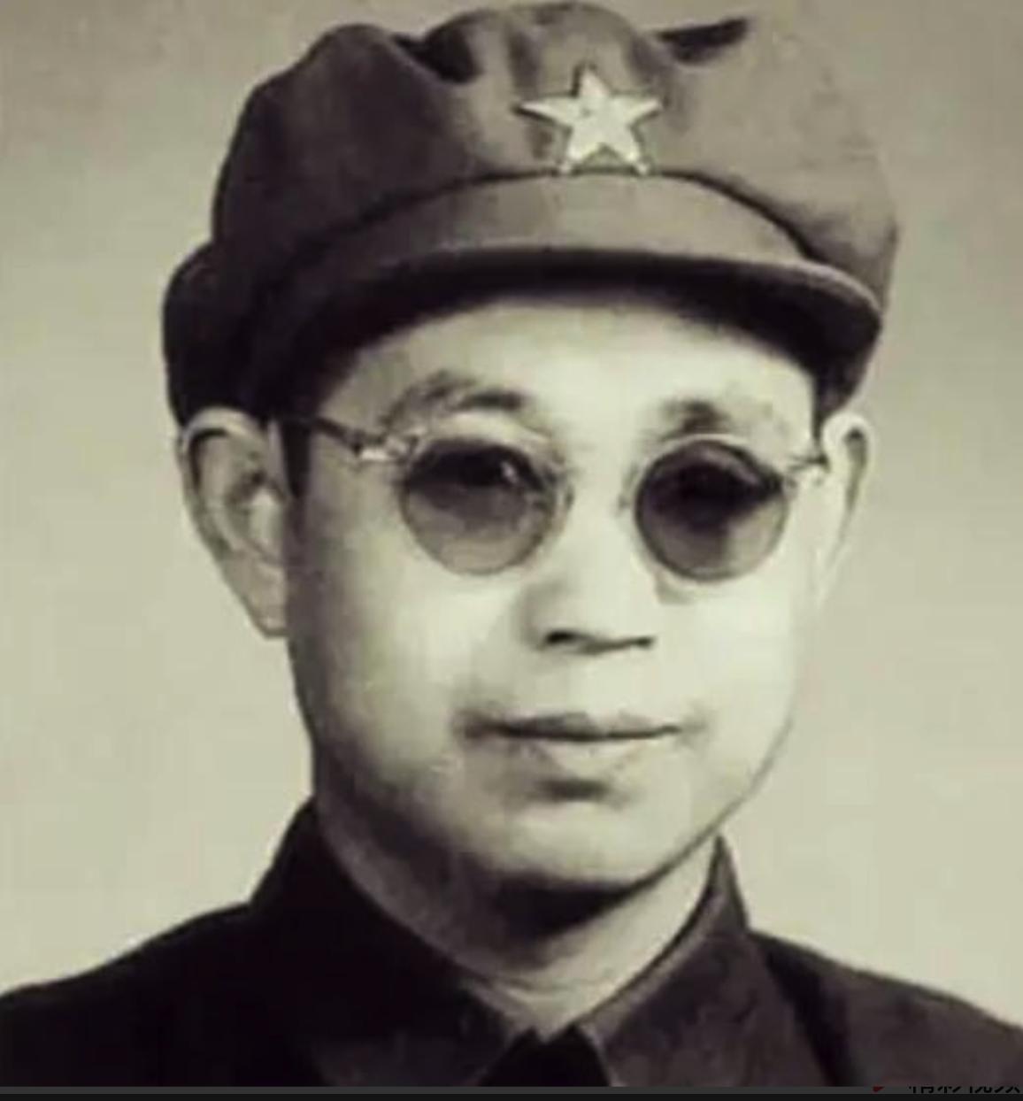 1950年，39军紧急入朝参战，战士们都很好奇，为什么政委徐斌洲总戴着墨镜，哪怕