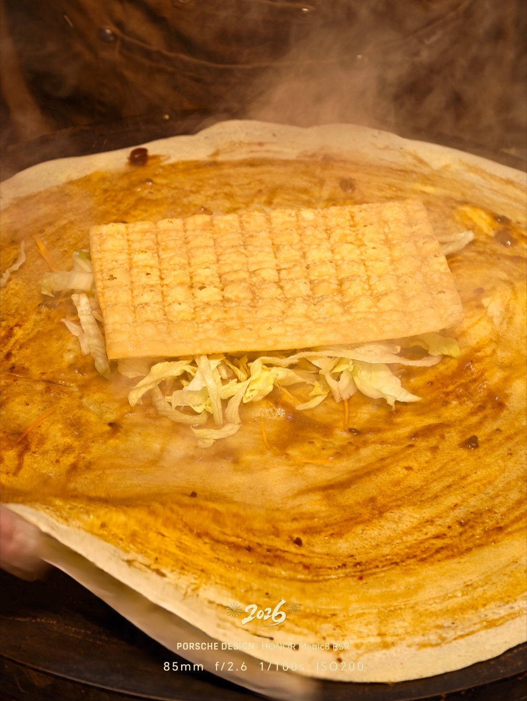 我们这附近特好吃的煎饼果子，听老板说一天平均能卖六七百个，大家觉得咋样。