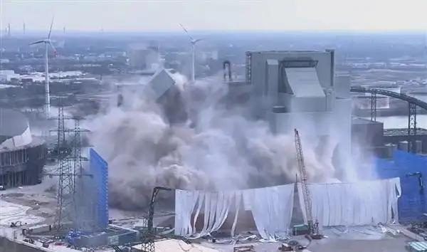 德国正在“去中国化”，就是字面意思，把企业搬到中国。我怀疑德国炸了莫尔堡火电站就