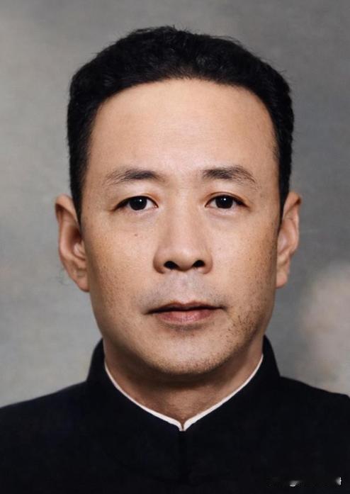 1939年，国军中将陈铁在山西设宴款待彭德怀，陈铁的夫人在倒茶时悄悄说道：“现