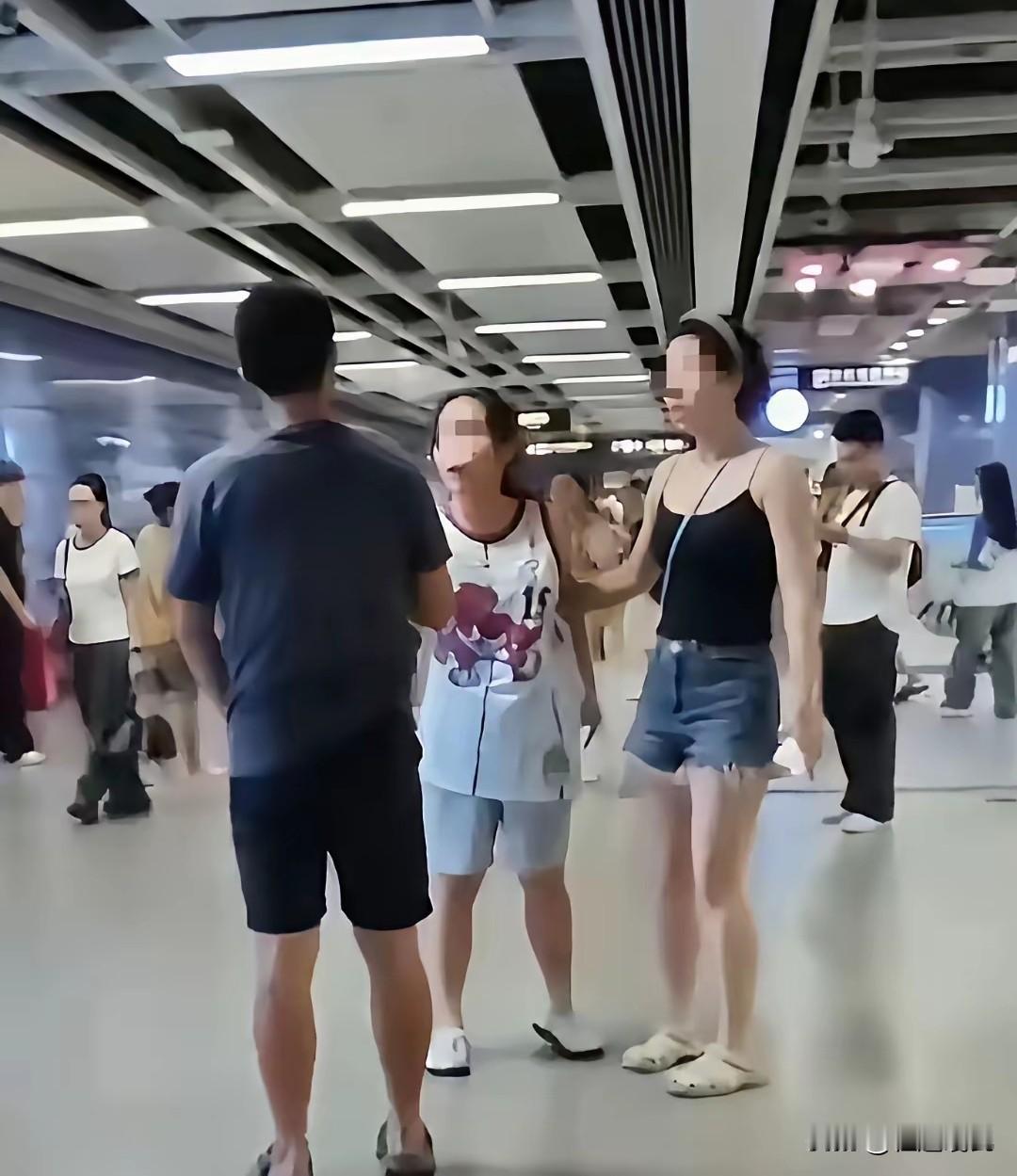 这个男子还是太年轻了！在地铁里，被两个女生指控性骚扰，竟然想要调取监控自证清白