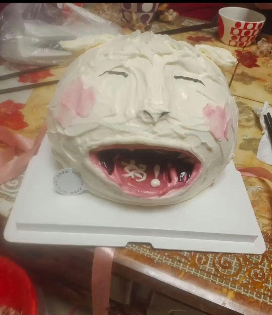 图1是蛋糕店给的样图🙂图2是蛋糕店给的成品🙂