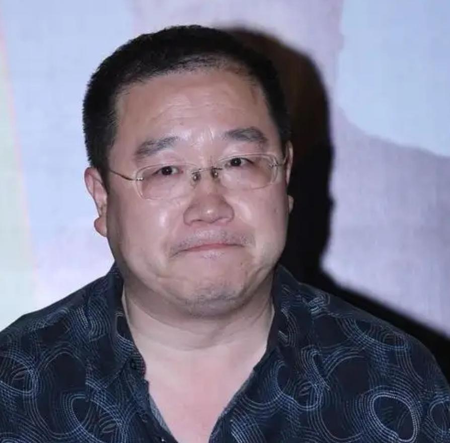 “你现在都不姓英了，没资格来！”2003年英若诚的葬礼上，13岁的巴图被父亲英达