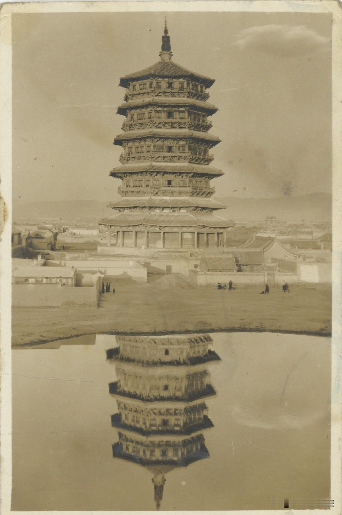 民国早年山西朔州应县木塔全景照。应县木塔即佛宫寺释迦塔，位于山西应县，始建于辽清