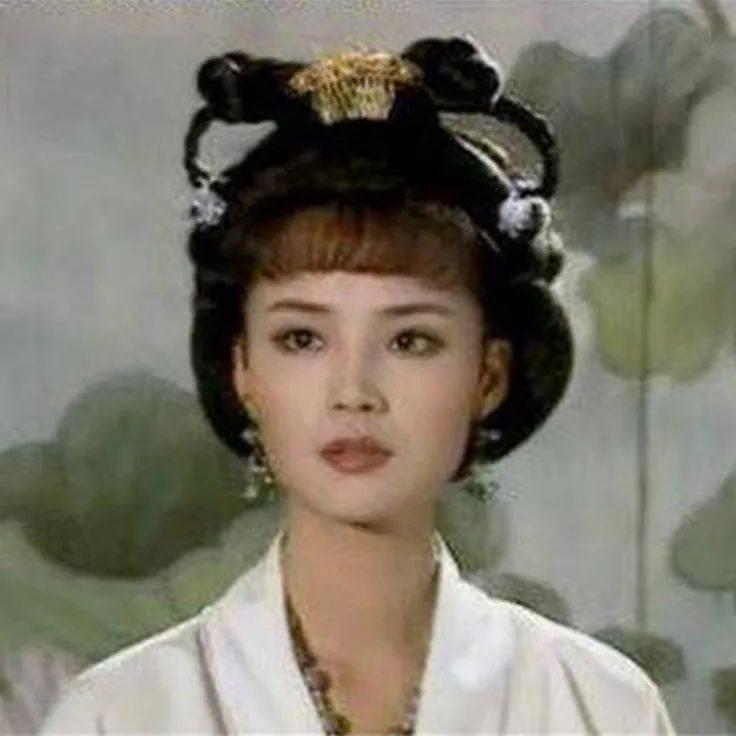 张昌宗离开通天宫寝殿后，径直来到上官婉儿的房间。门被推开时，上官婉儿停下手中的案