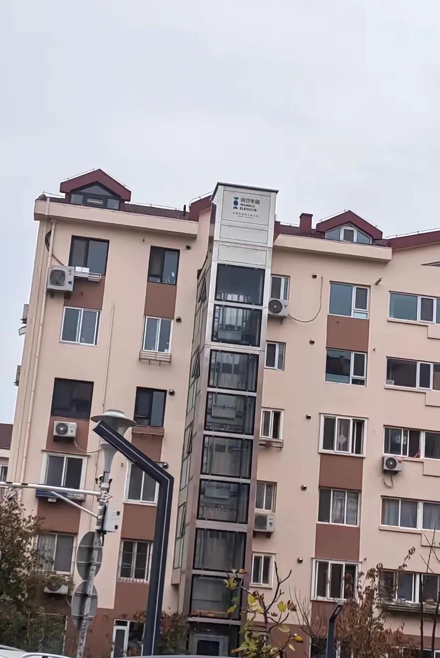 老房子加装电梯，本该是便民好事，却在郑州某小区演成“各层互撕”的闹剧：一楼索要每