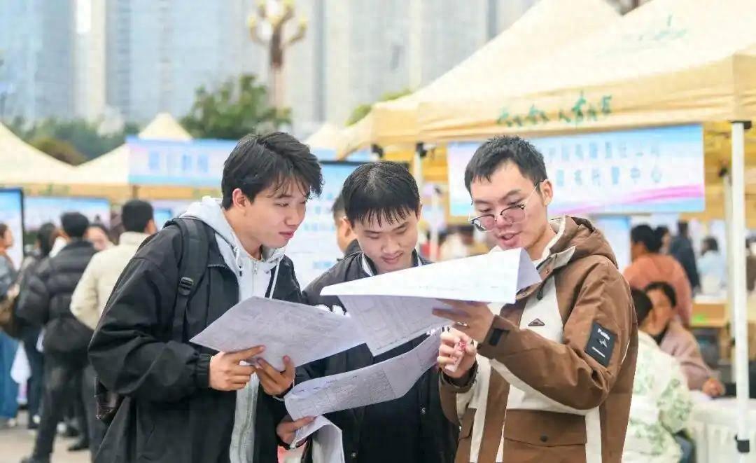 天崩开局，1270万毕业生即将涌入社会，老一辈不退，年轻人咋办？先把数字放回