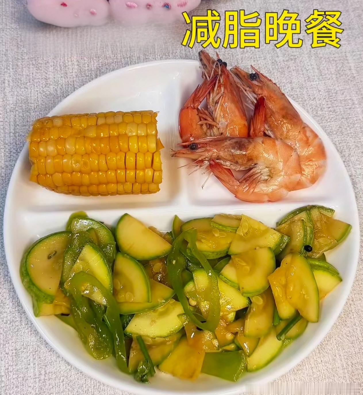 表姐为了减肥，每天都吃减脂餐。餐食荤素搭配，果蔬齐全，营养倒是到位，就是分量