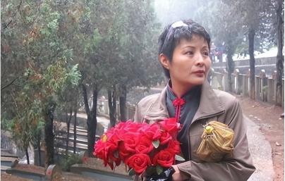 1984年，老山女兵谢楠因私自开枪为牺牲的战友送行，遭到开除，20年后，谢楠归来