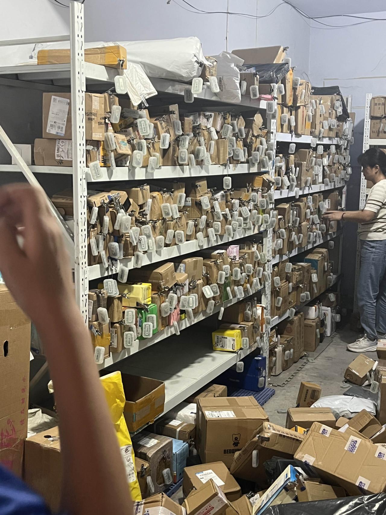 菜鸟快递站点里面什么时候变的这么先进了，拿快递输入取件码，会有个电子呼叫器，可是