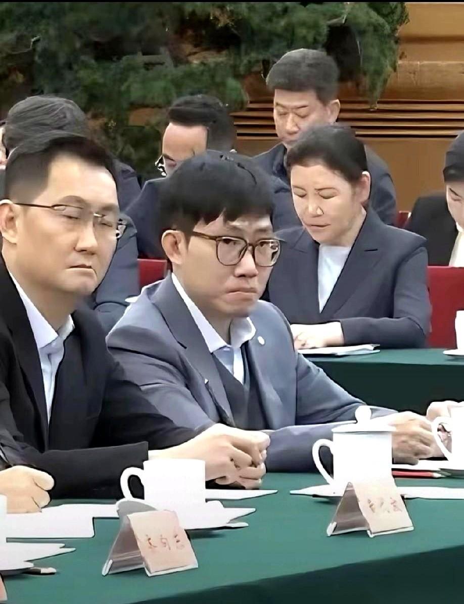 “去收割外国市场才叫真英雄！”这话像冰渣子一样甩出来，梁文峰没接，只是那双眼死死