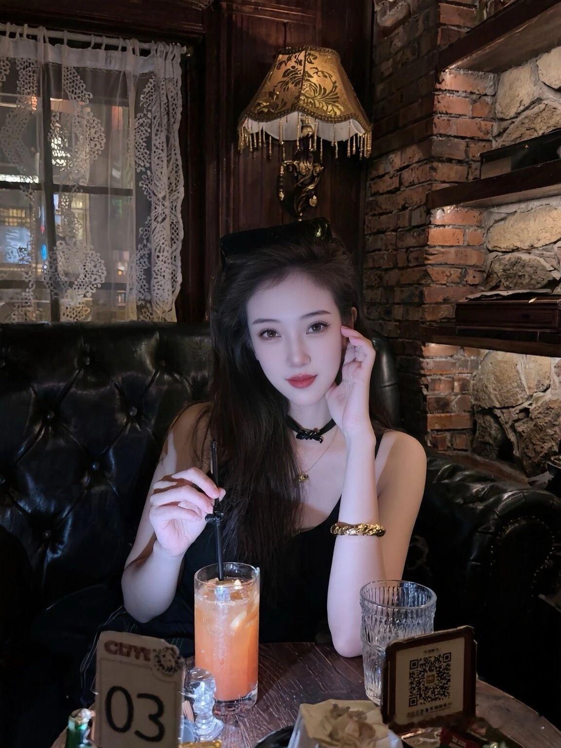 今日身体欠佳，轻度腹泻，刚喝了两袋蒙脱石散，再吃几颗诺氟沙星胶囊，看看效果如何腹