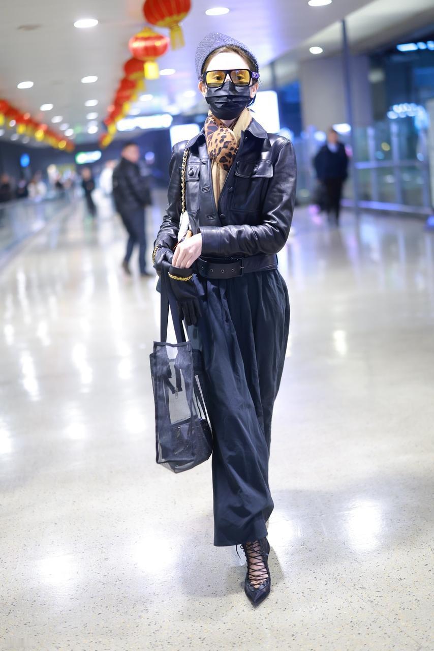 最近彭小苒现身上海机场，她这次搭配了一身黑色的皮衣，看上去潇洒又年轻，气质特别的