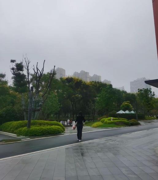 同事老公，心梗走了。他的儿子从香港回来，签字拔管眼都没眨，2分钟人没了。没通知