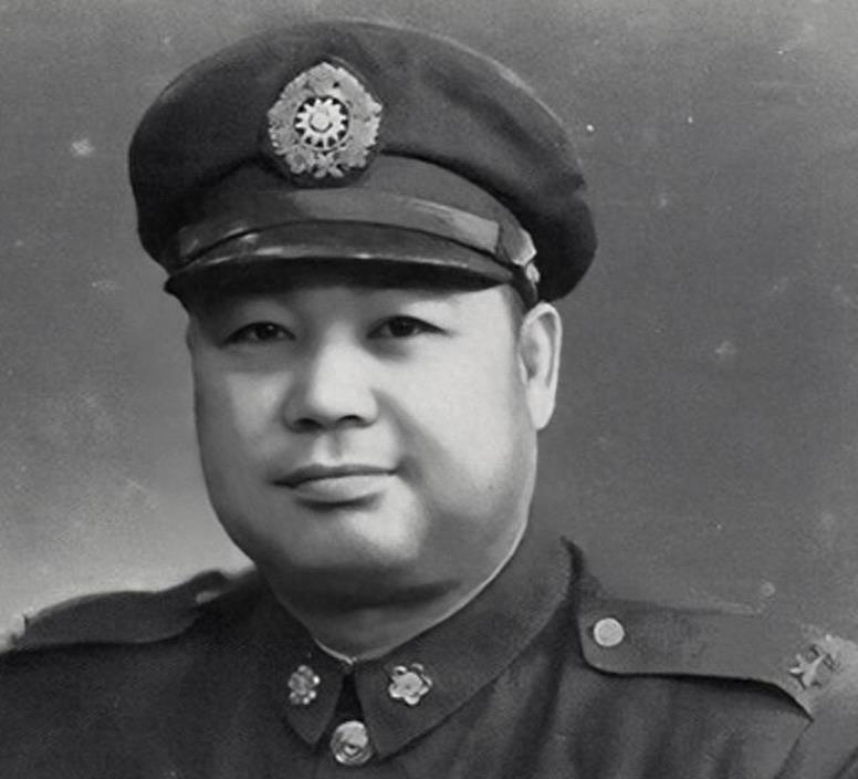 1975年4月,蒋介石病死,在香港的关麟征非常悲痛,带着妻子去吊唁。一下飞机,黄